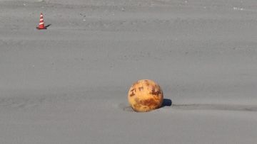 Sebuah bola logam di pantai di Prefektur Shizuoka, Distrik Nishi Hamamatsu (Mainichi/Kengo Miura)