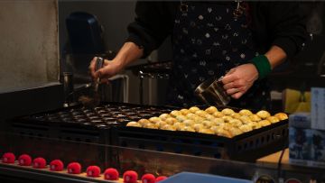 Ilustrasi penjual takoyaki di Jepang Ilustrasi penjual takoyaki di Jepang