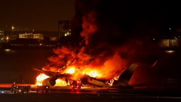Sebuah pesawat Japan Airlines terbakar di Bandara Internasional Haneda, Tokyo pada 2 Januari.