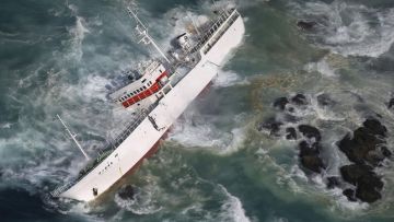 Kapal Daihachi Fukuei Maru Terdampar di Pulau Kozushima pada Senin, 4 Maret 2024 (Kyodo) Kapal Daihachi Fukuei Maru Terdampar di Pulau Kozushima pada Senin, 4 Maret 2024 (Kyodo)