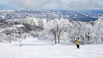 Berselancar di salju sebelum menikmati hangatnya onsen Nozawa Onsen Ski Resort (Japan Guide) Berselancar di salju sebelum menikmati hangatnya onsen Nozawa Onsen Ski Resort (Japan Guide)