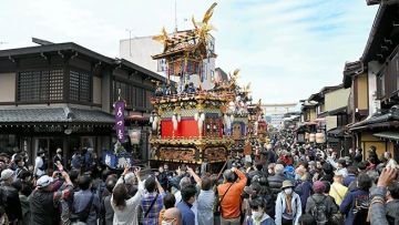 Festival Takayama yang diikuti oleh banyak pengunjung (The Asahi Shinbun/Takaki Furusawa) Festival Takayama yang diikuti oleh banyak pengunjung (The Asahi Shinbun/Takaki Furusawa)
