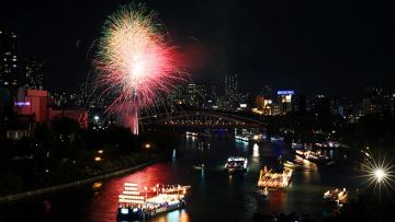 Pesta 3000 kembang api di Tenjin Matsuri (Taku Hosokawa/Asahi Shimbun). Pesta 3000 kembang api di Tenjin Matsuri (Taku Hosokawa/Asahi Shimbun).