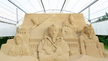 Tutankhamun, patung yang ditampilkan di pameran ke-14 karya Chaen Katsuhiko (The Sand Museum).