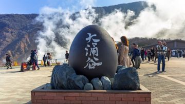 Black Eggs dari Hakone (Tokyo Weekender). Black Eggs dari Hakone (Tokyo Weekender).