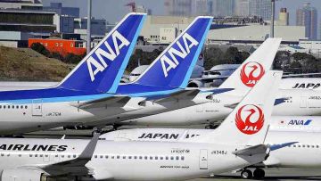 Pesawat maskapai Japan Airlines (JAL) dan All Nippon Airways (ANA) (The Japan News/Yomiuri Shimbun). Pesawat maskapai Japan Airlines (JAL) dan All Nippon Airways (ANA) (The Japan News/Yomiuri Shimbun).