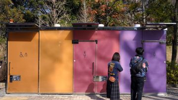 Toilet transparan (Kyodo). Toilet transparan (Kyodo).