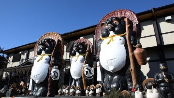 Patung Tanuki di Tanuki Mura, Shigaraki (Website/tanukimura.com) Patung Tanuki di Tanuki Mura, Shigaraki (Website/tanukimura.com)