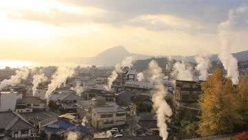 Kota Beppu terkenal dengan pemandian air panasnya (JNTO.