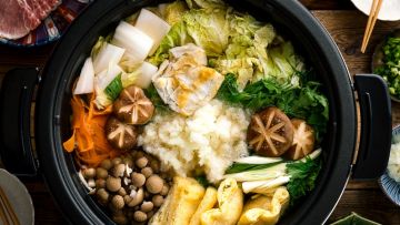 Ilustrasi. Ragam isian nabemono (Just One Cookbook). Ilustrasi. Ragam isian nabemono (Just One Cookbook).