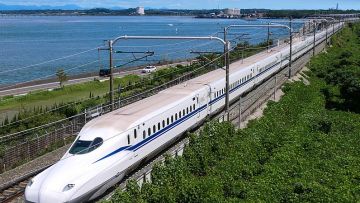 Ilustrasi. Tokaido Shinkansen seri N700S-J2 (Maeda Akihiko). Ilustrasi. Tokaido Shinkansen seri N700S-J2 (Maeda Akihiko).