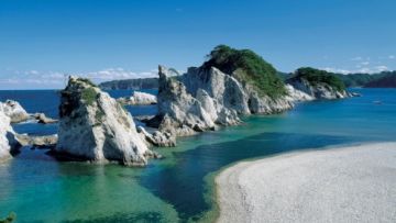 Pantai Jodogahama yang miliki bebatuan pasir putih (sanriku-travel.jp). Pantai Jodogahama yang miliki bebatuan pasir putih (sanriku-travel.jp).
