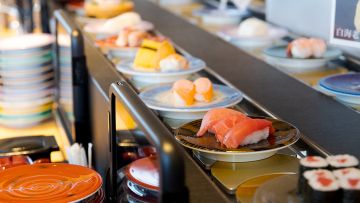 Restoran sushi dengan konsep Kaiten Sushi (Web Japan). Restoran sushi dengan konsep Kaiten Sushi (Web Japan).