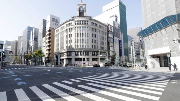 Jalanan Ginza yang sepi (Kyodo). Jalanan Ginza yang sepi (Kyodo).