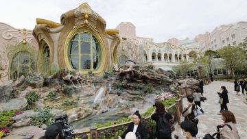 Tampilan Fantasy Springs Hotel di Tokyo DisneySea (Kyodo via Mainichi). Tampilan Fantasy Springs Hotel di Tokyo DisneySea (Kyodo via Mainichi).