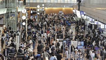 Kepadatan wisatawan menyambut Golden Week di Haneda (Kyodo via Mainichi). Kepadatan wisatawan menyambut Golden Week di Haneda (Kyodo via Mainichi).