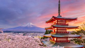 Chureito Pagoda merupakan spot paling ikonik untuk memotret Gunung Fuji (Japan Rail Pass).
