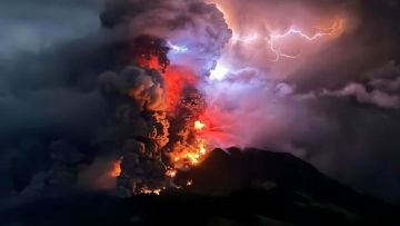Letusan Gunung Ruang pada tanggal 17 April (Tempo). Letusan Gunung Ruang pada tanggal 17 April (Tempo).