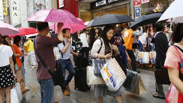 Turis Tiongkok dengan tas belanja di distrik Ginza, Tokyo (China Daily). Turis Tiongkok dengan tas belanja di distrik Ginza, Tokyo (China Daily).