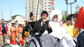 Parade pernikahan "rubah" di Shinkawa Market Festival (Visit Yamaguchi). Parade pernikahan "rubah" di Shinkawa Market Festival (Visit Yamaguchi).