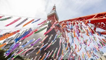 Tokyo Tower yang dipenuhi koinobori (TImeOut)