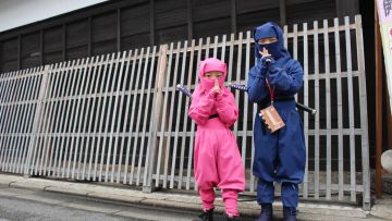Dua orang anak yang berpakaian seperti ninja (PR Times). Dua orang anak yang berpakaian seperti ninja (PR Times).