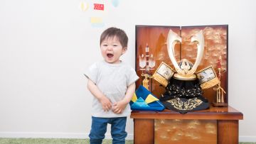 Seorang anak berdiri di sebelah helm samura (Savvy Tokyo). Seorang anak berdiri di sebelah helm samura (Savvy Tokyo).
