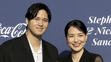 Shohei Ohtani bersama sang istri, Mamiko, di acara amal Blue Diamond Gala (Getty/Kyodo via Mainichi) Shohei Ohtani bersama sang istri, Mamiko, di acara amal Blue Diamond Gala (Getty/Kyodo via Mainichi)