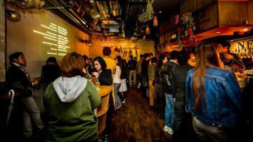 Suasana 300 Bar yang ada di cabang Murasaki Building (Tokyo Cheapo). Suasana 300 Bar yang ada di cabang Murasaki Building (Tokyo Cheapo).