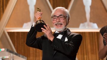 Hayao Miyazaki menerima penghargaan kehormatan dari Oscar (Matt Petit / ©A.M.P.A.S. via IMDb). Hayao Miyazaki menerima penghargaan kehormatan dari Oscar (Matt Petit / ©A.M.P.A.S. via IMDb).