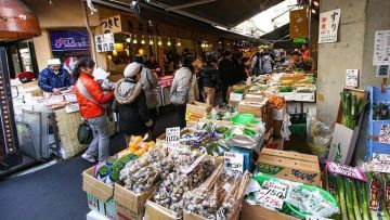 Pasar Tsukiji bagian luar yang menjual aneka seafood (Japan Guide). Pasar Tsukiji bagian luar yang menjual aneka seafood (Japan Guide).
