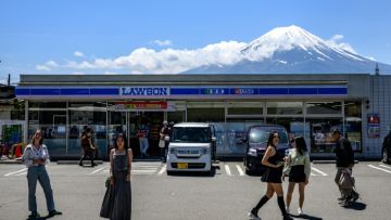 Turis asing berfoto di depan Lawson yang menampilkan pemandangan Gunung Fuji (AFP via Japan Today). Turis asing berfoto di depan Lawson yang menampilkan pemandangan Gunung Fuji (AFP via Japan Today).