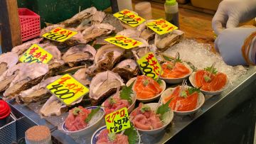 Jangan lewatkan untuk memberli sashimi di pasar ini (Japan Wonder Travel). Jangan lewatkan untuk memberli sashimi di pasar ini (Japan Wonder Travel).