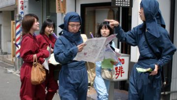 Berkostum ala ninja untuk berkeliling Iga-Ueno (iga-travel.jp). Berkostum ala ninja untuk berkeliling Iga-Ueno (iga-travel.jp).