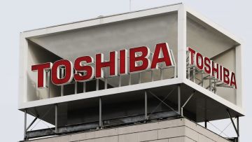 Logo Toshiba pada gedung kantor utama Toshiba di Tokyo (Nikkei Asia). Logo Toshiba pada gedung kantor utama Toshiba di Tokyo (Nikkei Asia).