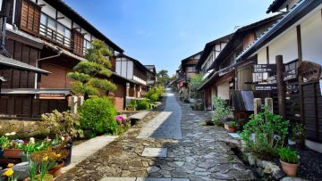 Kedamaian di Nakatsugawa (World Travel Guide). Kedamaian di Nakatsugawa (World Travel Guide).