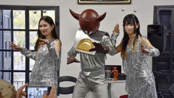 Seorang pria memakai kostum alien untuk memperingati insiden Kofu pada Februaru 23 (Kyodo). Seorang pria memakai kostum alien untuk memperingati insiden Kofu pada Februaru 23 (Kyodo).