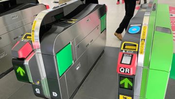 Gerbang otomatis dengan pemindai QR (JR East) Gerbang otomatis dengan pemindai QR (JR East)
