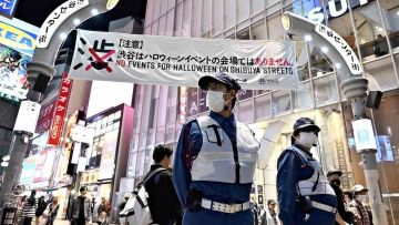 Petugas keamanan berpatroli di sebuah area di Shibuya untuk mencari orang yang minum-minum di jalan