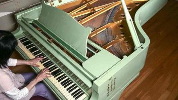 Grand Piano berwarna hijau yang digunakan pada Osaka Expo 1970 (Yomiuri Shimbun). Grand Piano berwarna hijau yang digunakan pada Osaka Expo 1970 (Yomiuri Shimbun).