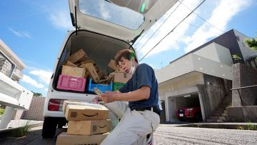 Takahiro Otaki, kurir Amazon di Prefektur Nagasaki (Asahi Shimbun) Takahiro Otaki, kurir Amazon di Prefektur Nagasaki (Asahi Shimbun)