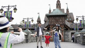 Pengunjung berfoto di area baru Fantasy Springs di Tokyo DisneySea (Kyodo News). Pengunjung berfoto di area baru Fantasy Springs di Tokyo DisneySea (Kyodo News).