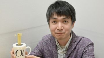 Yoshihiro Nakata bersama robot unik yang bisa dimakan (Kyodo via Mainichi).