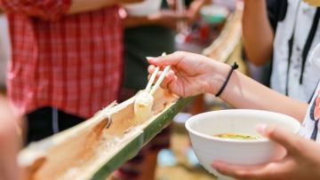 Seru dan lezatnya menyantap somen (Ikidane Nippon). Seru dan lezatnya menyantap somen (Ikidane Nippon).