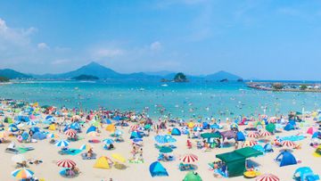 Pantai Wakasa Wada dipadatai wistawan saat musim panas (Visit Takahama). Pantai Wakasa Wada dipadatai wistawan saat musim panas (Visit Takahama).