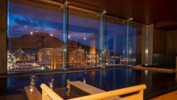 Berendam sambil lihat pemandangan kota (hotels.com). Berendam sambil lihat pemandangan kota (hotels.com).