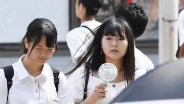 Ilustrasi. Kipas portable bisa membantumu meredakan rasa panas (Kyodo News). Ilustrasi. Kipas portable bisa membantumu meredakan rasa panas (Kyodo News).