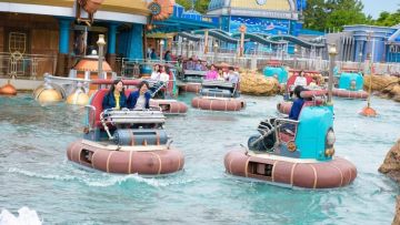 Berputar di atas perahu di wahana Aquatopia (tokyodisneyresort.jp). Berputar di atas perahu di wahana Aquatopia (tokyodisneyresort.jp).