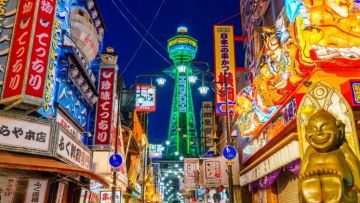 Pemandangan Tsutenkaku Tower yang ikonik di malam hari (Live Japan). Pemandangan Tsutenkaku Tower yang ikonik di malam hari (Live Japan).