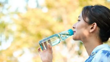 Segarnya minum ramune! (matcha-jp.com). Segarnya minum ramune! (matcha-jp.com).